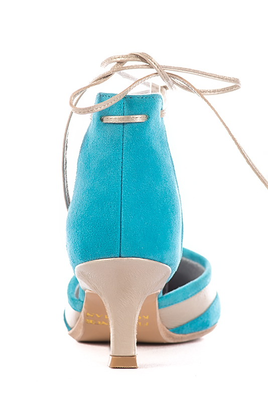 Chaussure femme à brides : Chaussure côtés ouverts bride lacet couleur bleu turquoise et or doré. Bout pointu. Talon mi-haut bobine. Vue porté - Florence KOOIJMAN