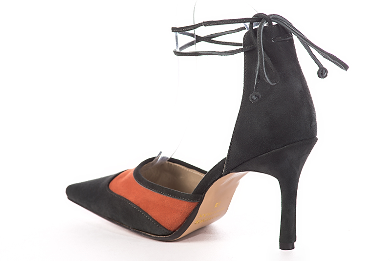 Chaussure femme à brides : Chaussure côtés ouverts bride lacet couleur gris acier et orange corail. Bout pointu. Talon très haut fin. Vue arrière - Florence KOOIJMAN