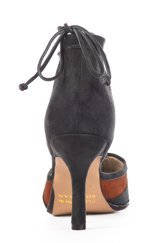Chaussure femme à brides : Chaussure côtés ouverts bride lacet couleur gris acier et orange corail. Bout pointu. Talon très haut fin. Vue porté - Florence KOOIJMAN