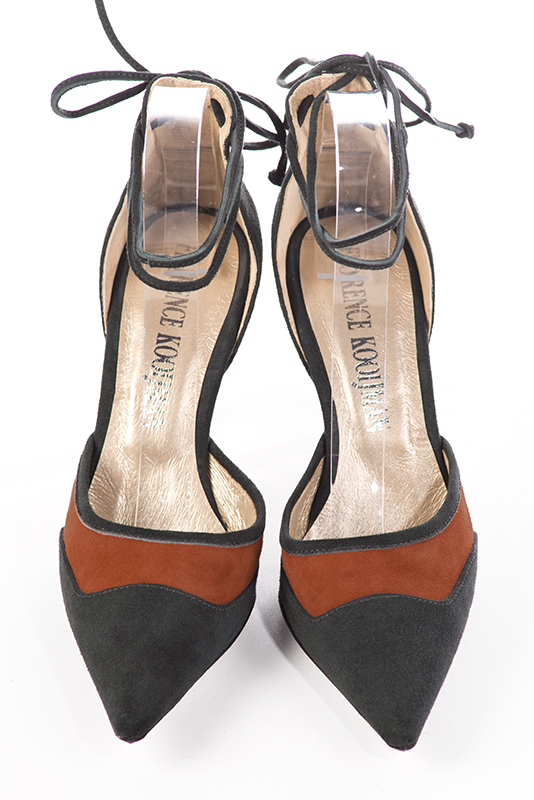 Chaussure femme à brides : Chaussure côtés ouverts bride lacet couleur gris acier et orange corail. Bout pointu. Talon très haut fin. Vue du dessus - Florence KOOIJMAN