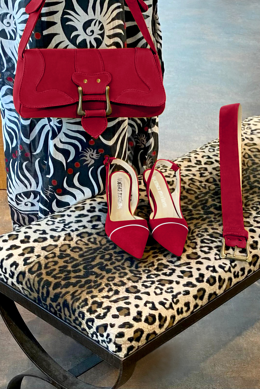, coloris rouge carmin et or doré. Bout pointu. Mi-haut à haut. Talon bobine. Cérémonie, soirée, cocktail, évènementiel. Personnalisation : Choix des cuirs, 
                des couleurs et des talons. Petites et grandes pointures. - Florence KOOIJMAN