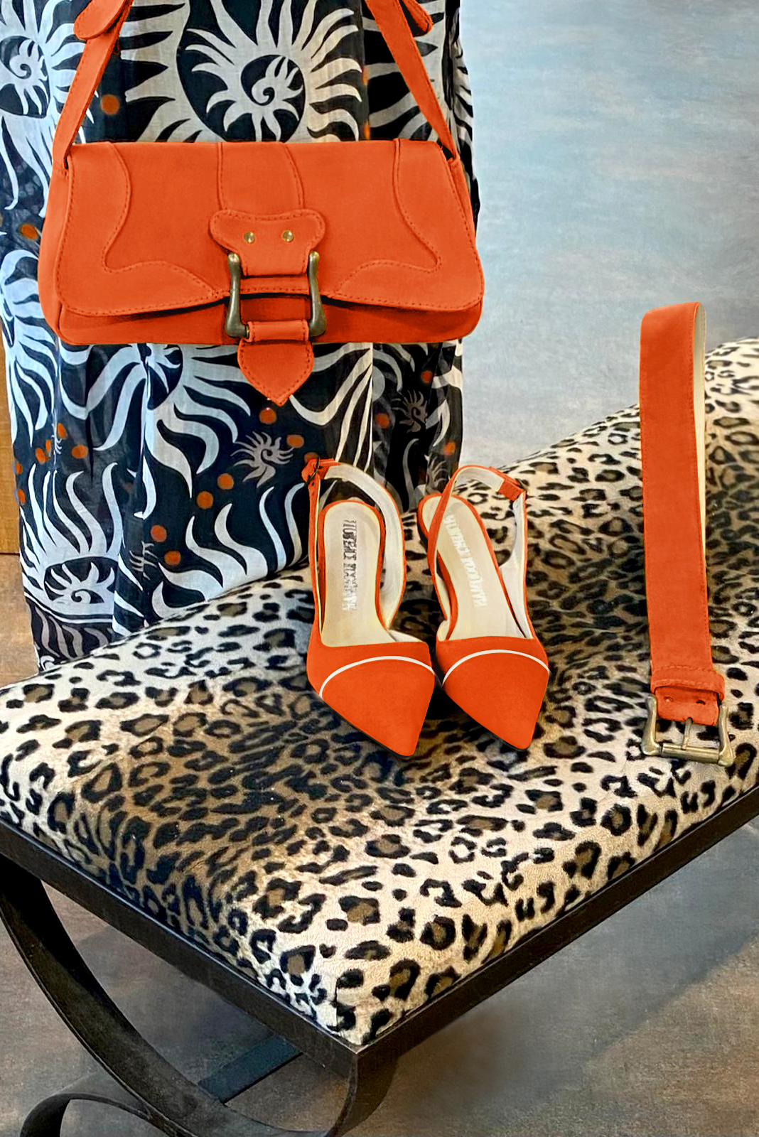 Chaussure femme à brides :  couleur orange clémentine et or doré. Bout pointu. Talon mi-haut bobine. Vue porté - Florence KOOIJMAN
