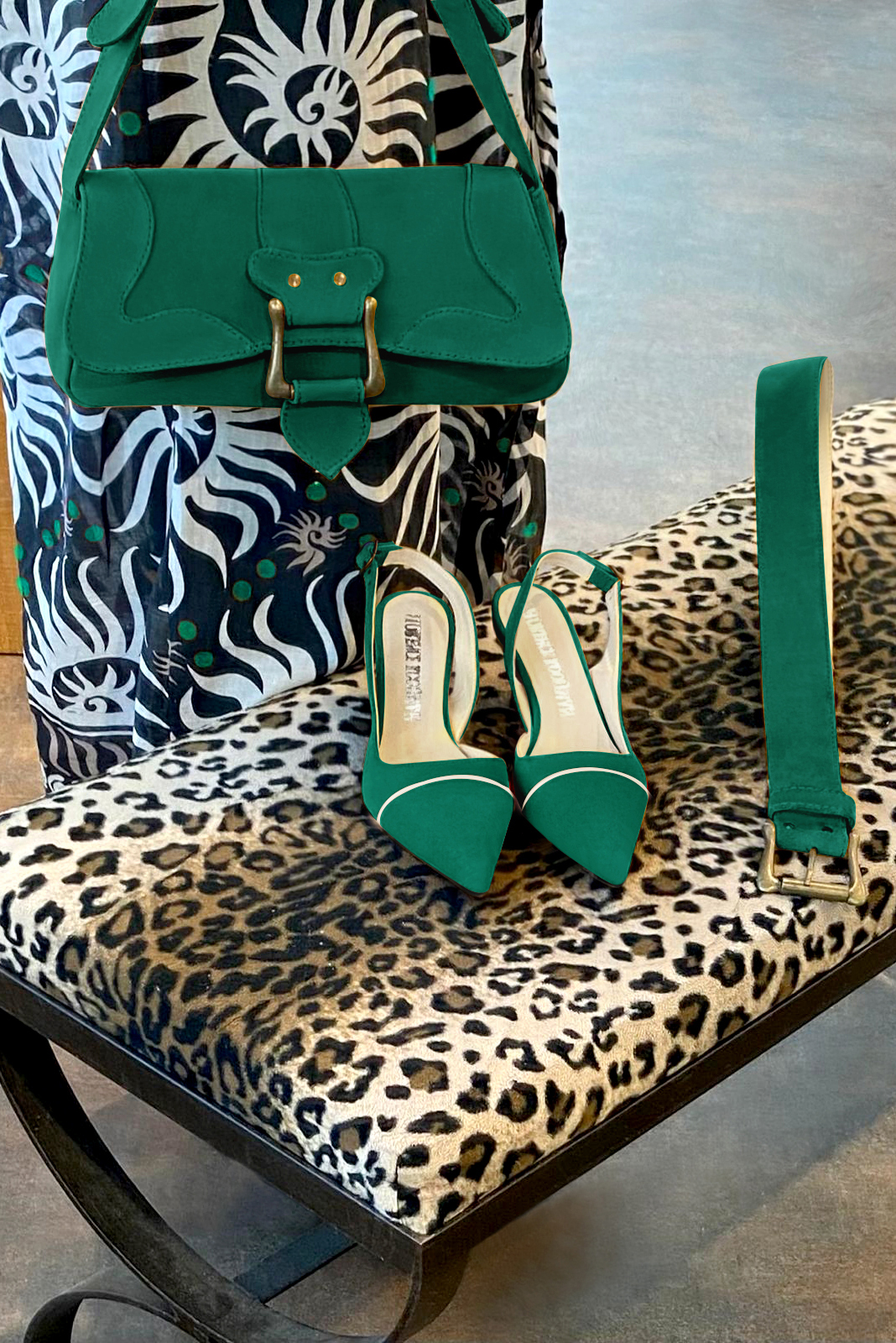 , coloris vert émeraude et or doré. Bout pointu. Mi-haut à haut. Talon bobine. Cérémonie, soirée, cocktail, évènementiel. Personnalisation : Choix des cuirs, 
                des couleurs et des talons. Petites et grandes pointures. - Florence KOOIJMAN