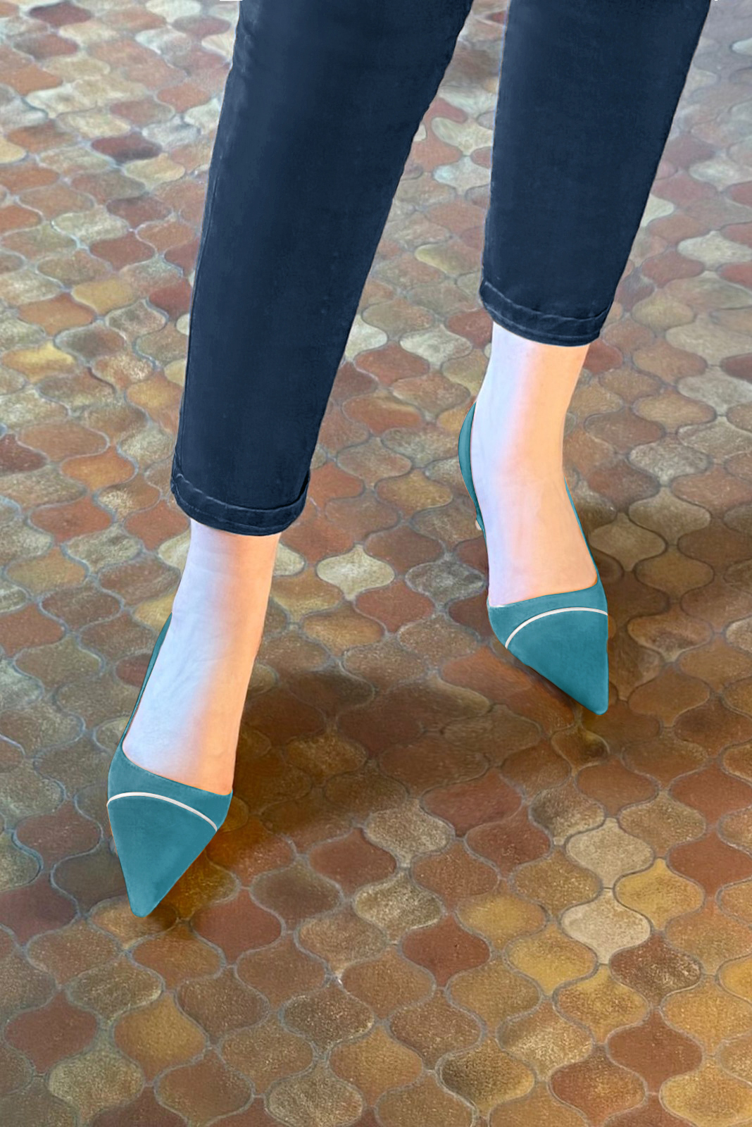 Chaussure femme à brides :  couleur bleu canard et argent platine. Bout pointu. Talon mi-haut bobine. Vue du dessus - Florence KOOIJMAN