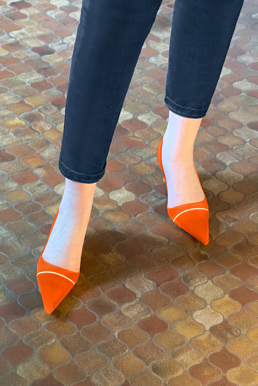 Chaussure femme à brides :  couleur orange clémentine et or doré. Bout pointu. Talon mi-haut bobine. Vue du dessus - Florence KOOIJMAN
