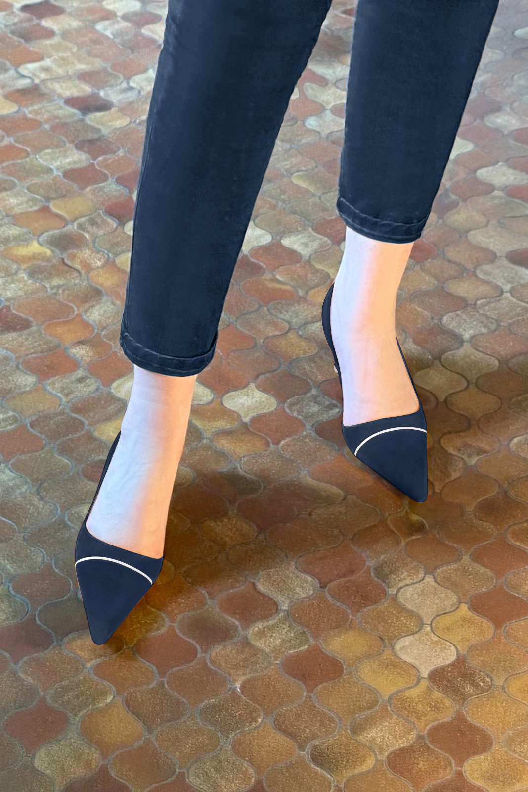Chaussure femme à brides :  couleur bleu marine et argent platine. Bout pointu. Talon mi-haut bobine. Vue du dessus - Florence KOOIJMAN