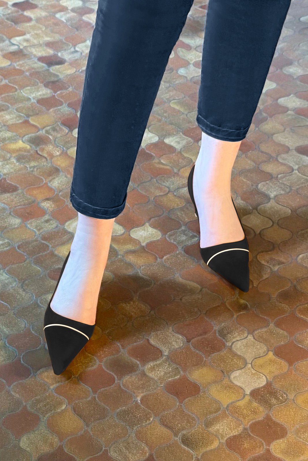 Chaussure femme à brides :  couleur noir mat et or doré. Bout pointu. Talon mi-haut bobine. Vue du dessus - Florence KOOIJMAN
