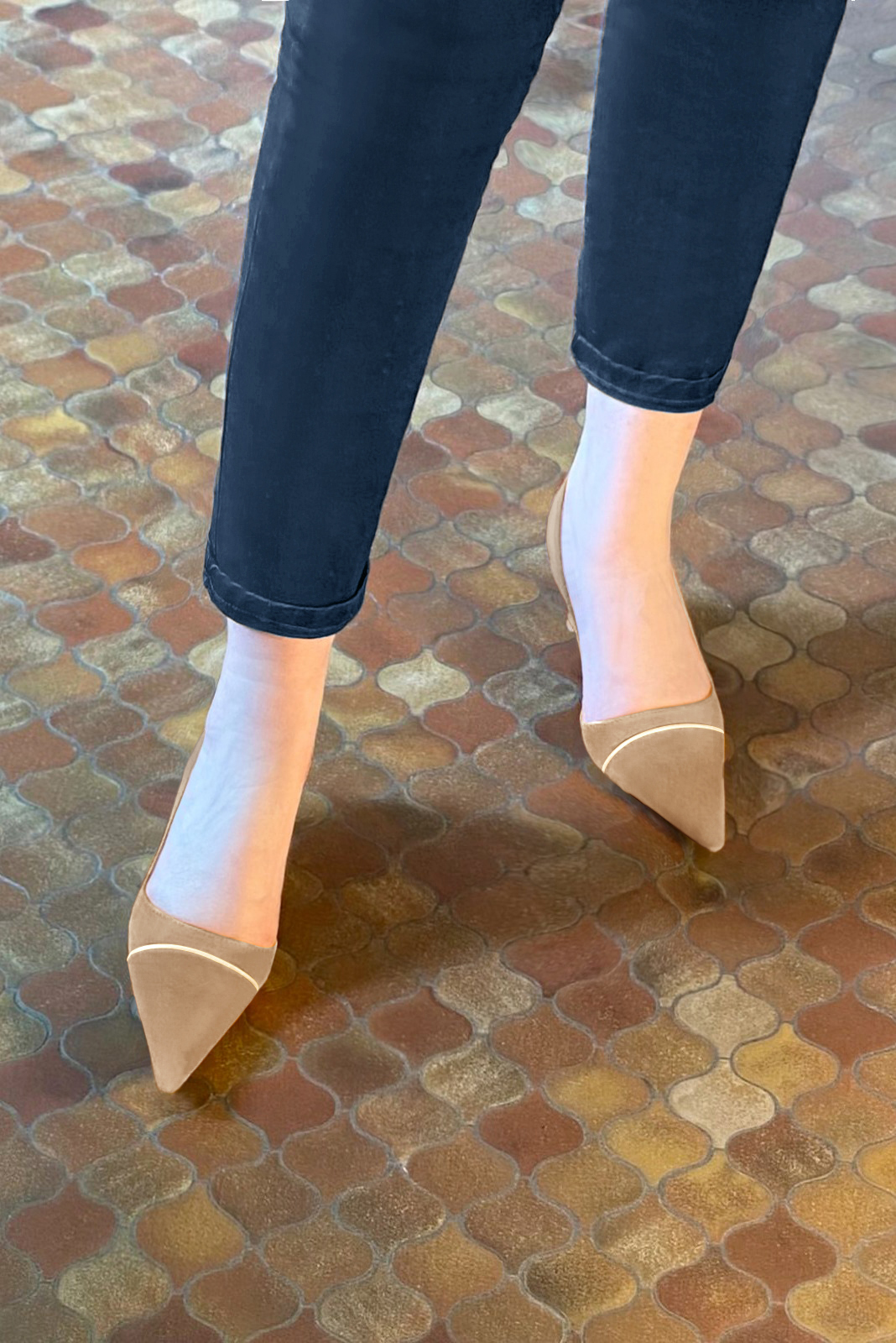 Chaussure femme à brides :  couleur beige sahara et or doré. Bout pointu. Talon mi-haut bobine. Vue du dessus - Florence KOOIJMAN