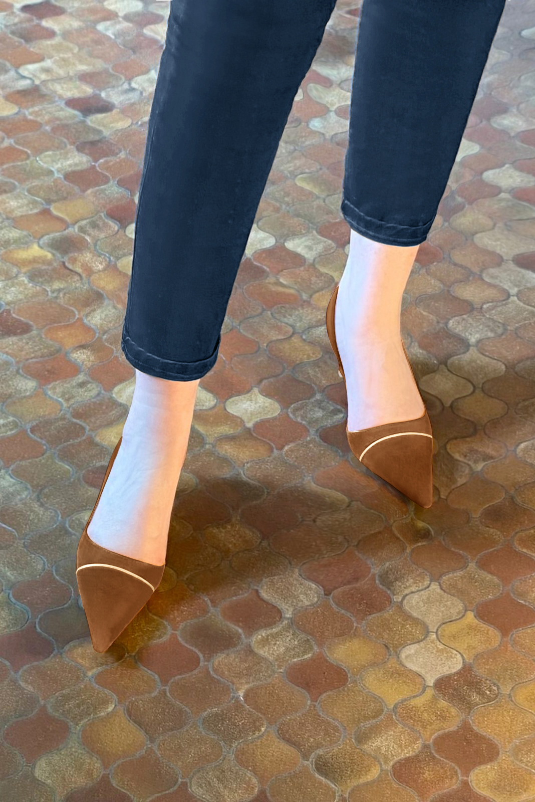 Chaussure femme à brides :  couleur marron caramel et or doré. Bout pointu. Talon mi-haut bobine. Vue du dessus - Florence KOOIJMAN