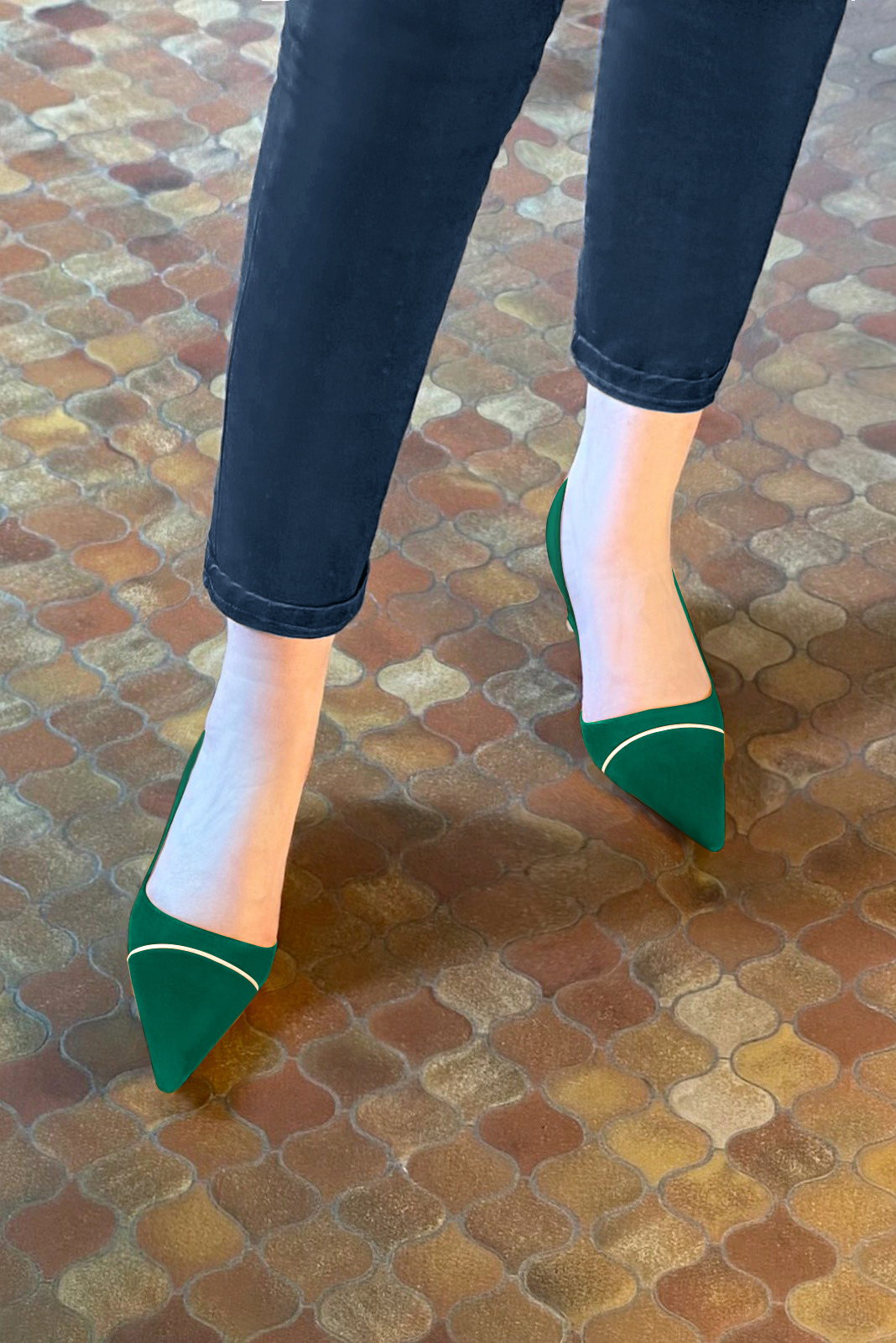 Chaussure femme à brides :  couleur vert émeraude et or doré. Bout pointu. Talon mi-haut bobine. Vue du dessus - Florence KOOIJMAN