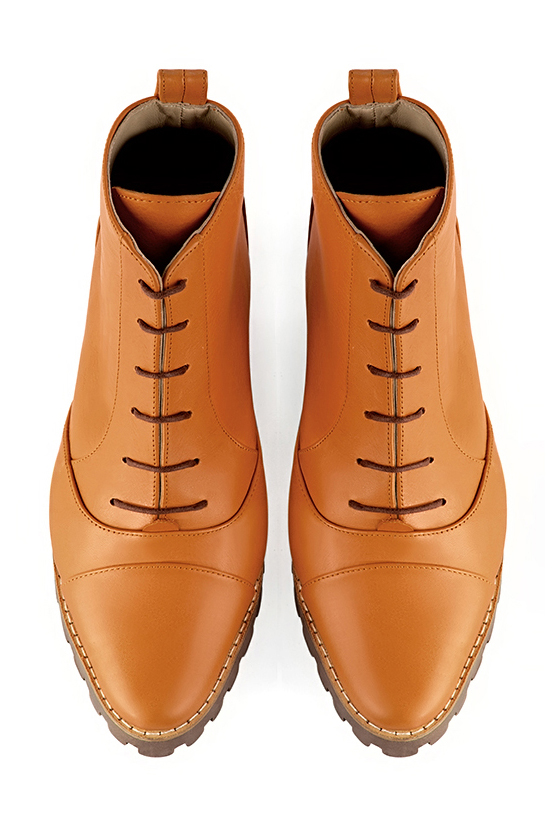 Boots femme : Bottines lacets à l'avant couleur orange curcuma. Bout rond. Semelle gomme petit talon. Vue du dessus - Florence KOOIJMAN