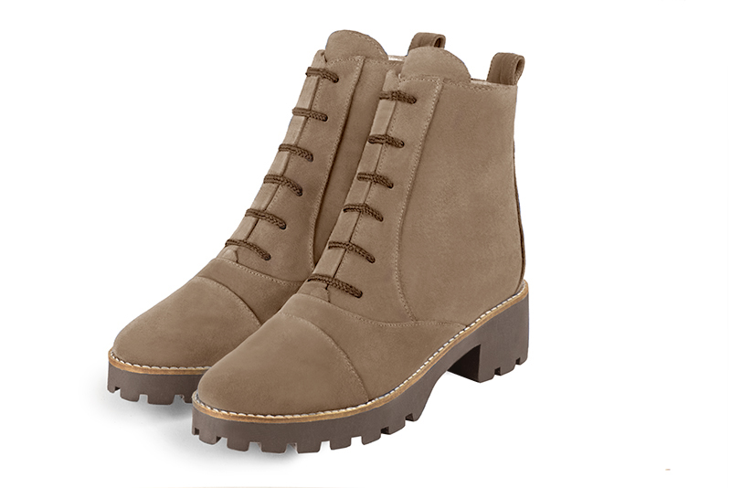 Boots femme : Bottines lacets à l'avant couleur beige biscuit. Bout rond. Semelle gomme petit talon Vue avant - Florence KOOIJMAN