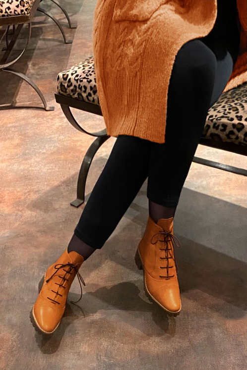 Boots femme : Bottines lacets à l'avant couleur orange curcuma. Bout rond. Semelle gomme petit talon. Vue porté - Florence KOOIJMAN