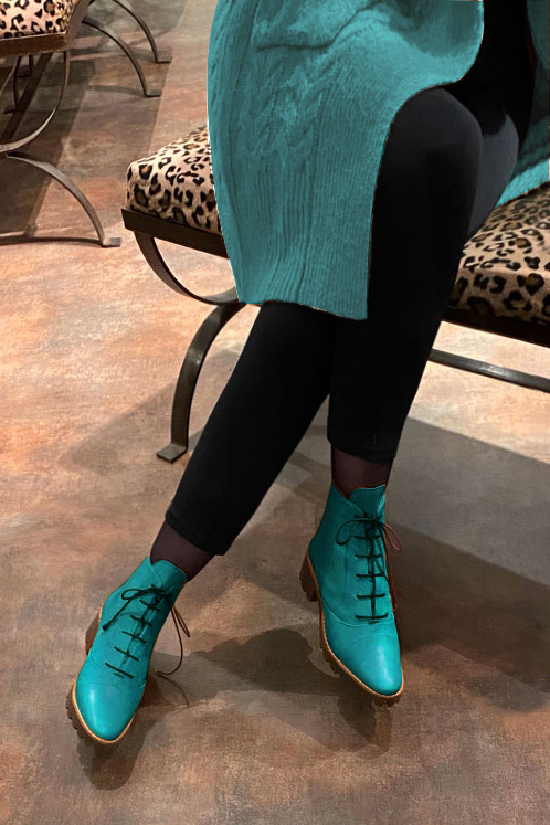 Boots femme : Bottines lacets à l'avant couleur bleu turquoise. Bout rond. Semelle gomme petit talon. Vue porté - Florence KOOIJMAN