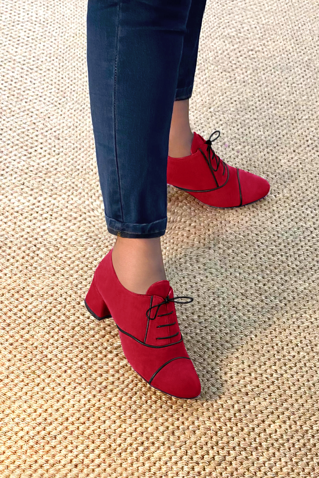 Chaussure femme à lacets : Derby élégant et raffiné couleur rouge carmin et noir brillant. Bout rond. Petit talon évasé. Vue du dessus - Florence KOOIJMAN