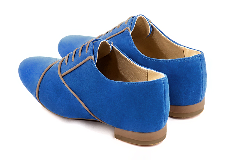 Chaussure femme à lacets : Derby élégant et raffiné couleur bleu électrique et marron caramel. Bout rond. Talon plat bottier. Vue arrière - Florence KOOIJMAN