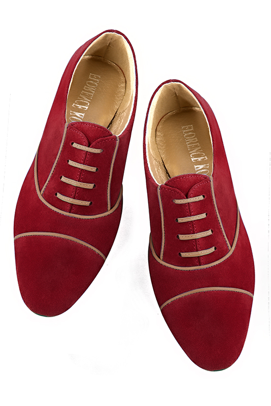 Chaussure femme à lacets : Derby élégant et raffiné couleur rouge bordeaux et marron caramel. Bout rond. Talon plat bottier. Vue du dessus - Florence KOOIJMAN