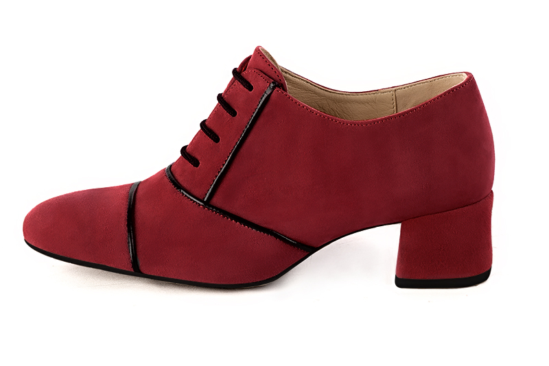 Chaussure femme à lacets : Derby élégant et raffiné couleur rouge bordeaux et noir brillant. Bout rond. Petit talon évasé. Vue de profil - Florence KOOIJMAN