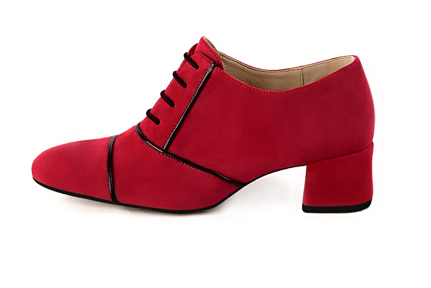 Derby, Richelieu élégant et raffiné, coloris rouge bordeaux et noir brillant. Bout rond. Mi-haut. Talon évasé. Personnalisation : Choix des cuirs, des couleurs et des talons. Petites et grandes pointures. - Florence KOOIJMAN