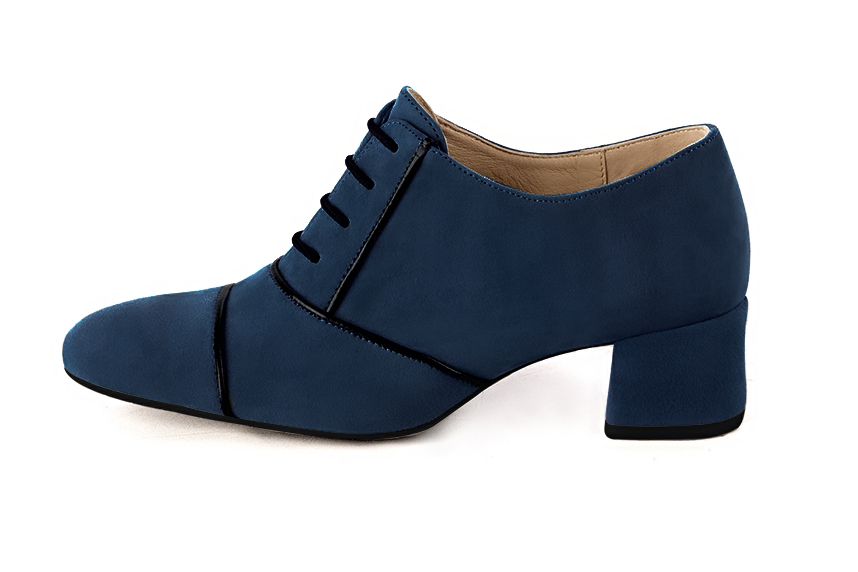 Derby, Richelieu élégant et raffiné, coloris bleu marine et noir brillant. Bout rond. Mi-haut. Talon évasé. Personnalisation : Choix des cuirs, des couleurs et des talons. Petites et grandes pointures. - Florence KOOIJMAN