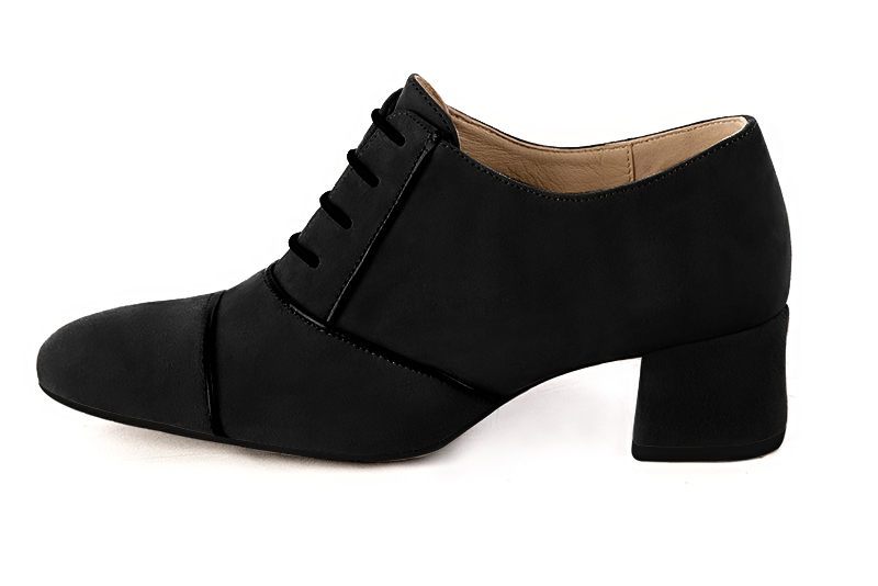 Chaussure femme à lacets : Derby élégant et raffiné couleur noir mat. Bout rond. Petit talon évasé. Vue de profil - Florence KOOIJMAN