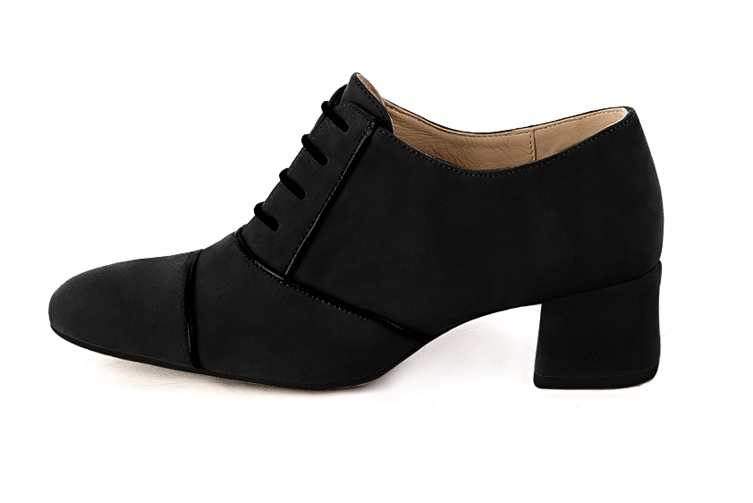 Derby, Richelieu élégant et raffiné, coloris noir mat. Bout rond. Mi-haut. Talon évasé. Personnalisation : Choix des cuirs, des couleurs et des talons. Petites et grandes pointures. - Florence KOOIJMAN