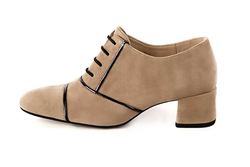 Derby, Richelieu élégant et raffiné, coloris beige sahara et noir brillant. Bout rond. Mi-haut. Talon évasé. Personnalisation : Choix des cuirs, des couleurs et des talons. Petites et grandes pointures. - Florence KOOIJMAN