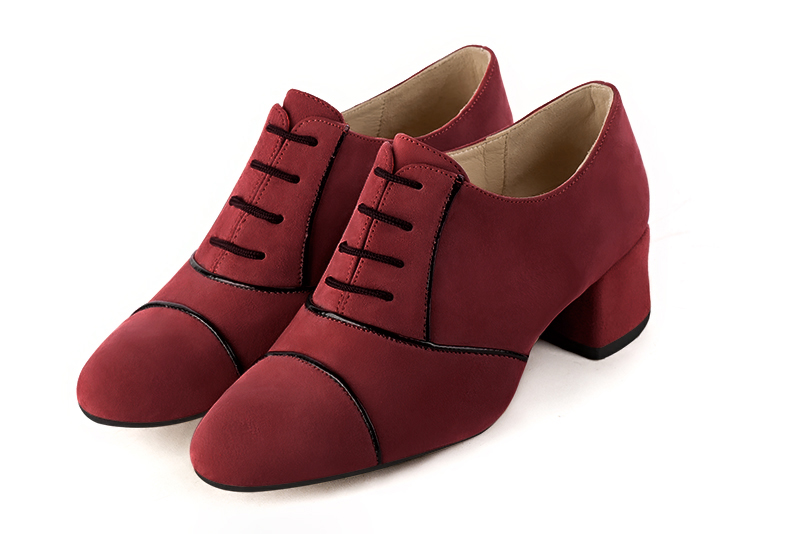 Chaussure femme à lacets : Derby, richelieu classique couleur rouge bordeaux et noir brillant. Talon mi-haut. Talon évasé. Bout rond - Florence KOOIJMAN