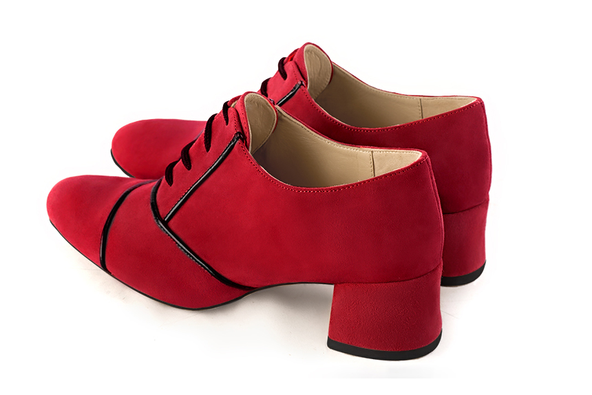 Derby, Richelieu élégant et raffiné, coloris rouge bordeaux et noir brillant. Bout rond. Mi-haut. Talon évasé. Personnalisation : Choix des cuirs, des couleurs et des talons. Petites et grandes pointures. - Florence KOOIJMAN