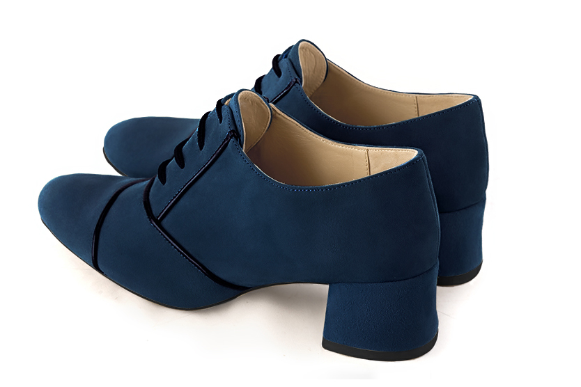 Derby, Richelieu élégant et raffiné, coloris bleu marine et noir brillant. Bout rond. Mi-haut. Talon évasé. Personnalisation : Choix des cuirs, des couleurs et des talons. Petites et grandes pointures. - Florence KOOIJMAN
