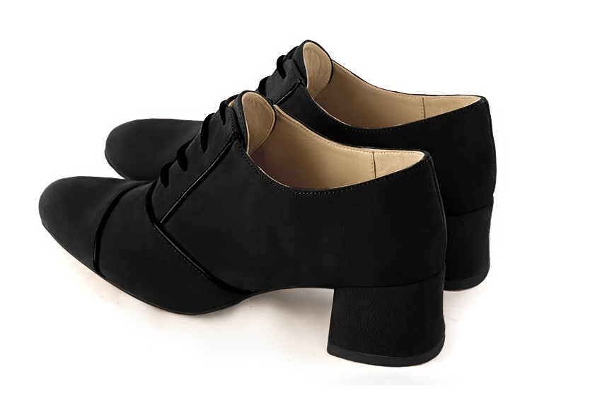 Derby, Richelieu élégant et raffiné, coloris noir mat. Bout rond. Mi-haut. Talon évasé. Personnalisation : Choix des cuirs, des couleurs et des talons. Petites et grandes pointures. - Florence KOOIJMAN