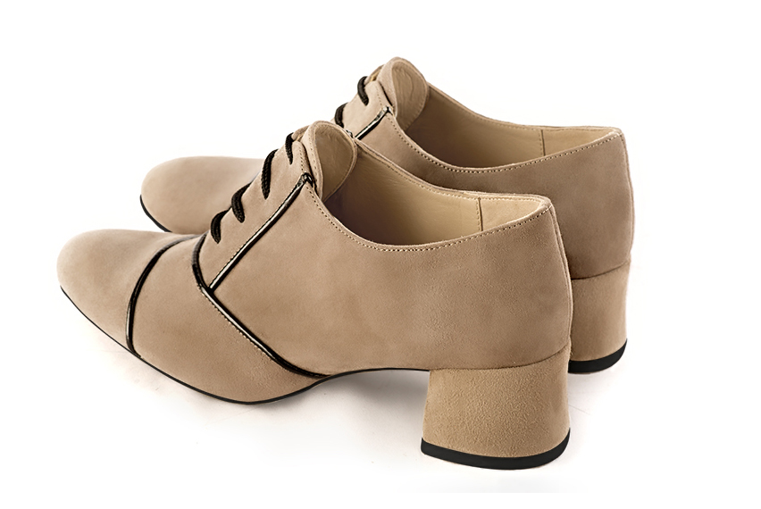 Derby, Richelieu élégant et raffiné, coloris beige sahara et noir brillant. Bout rond. Mi-haut. Talon évasé. Personnalisation : Choix des cuirs, des couleurs et des talons. Petites et grandes pointures. - Florence KOOIJMAN