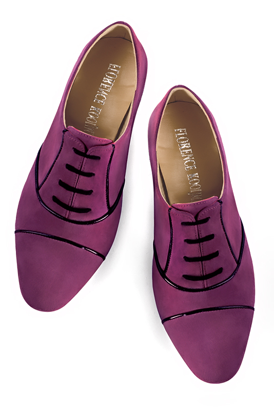 Chaussure femme à lacets : Derby élégant et raffiné couleur violet myrtille et noir brillant. Bout rond. Talon haut trotteur. Vue du dessus - Florence KOOIJMAN