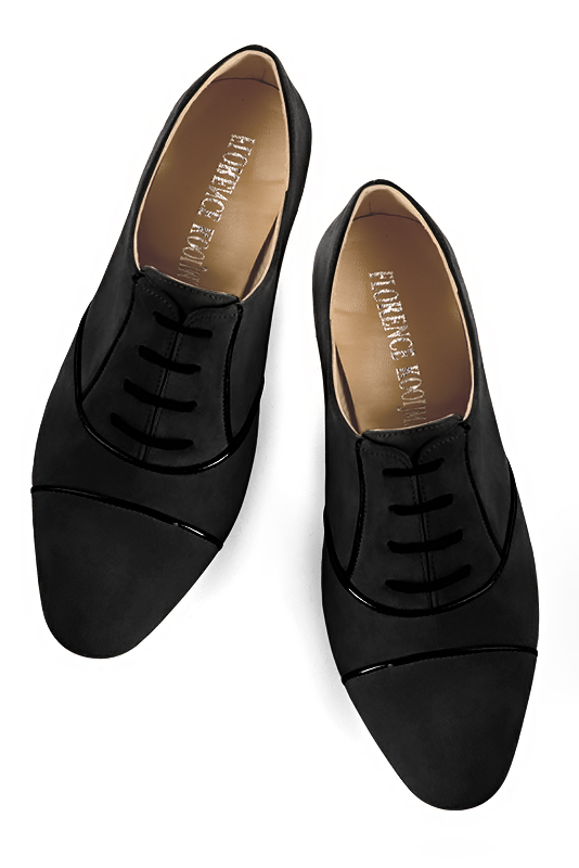 Chaussure femme à lacets : Derby élégant et raffiné couleur noir mat. Bout rond. Petit talon évasé. Vue du dessus - Florence KOOIJMAN