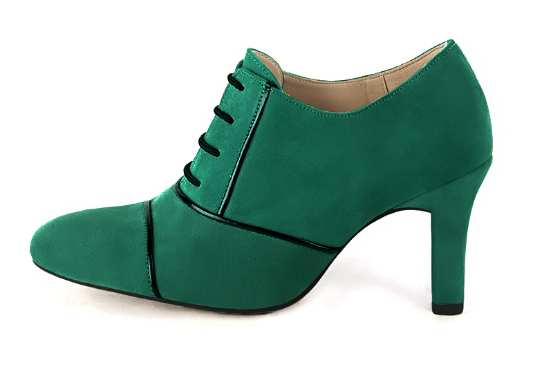 Chaussure femme à lacets : Derby, richelieu classique couleur vert émeraude et noir brillant. Talon haut. Talon trotteur. Bout rond - Florence KOOIJMAN