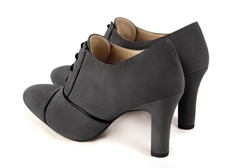 Chaussure femme à lacets : Derby élégant et raffiné couleur gris acier et noir brillant. Bout rond. Talon haut trotteur. Vue arrière - Florence KOOIJMAN