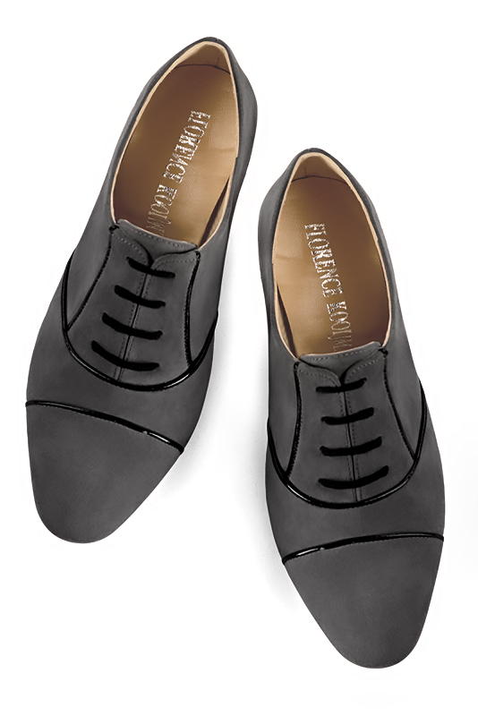 Chaussure femme à lacets : Derby élégant et raffiné couleur gris acier et noir brillant. Bout rond. Talon haut trotteur. Vue du dessus - Florence KOOIJMAN