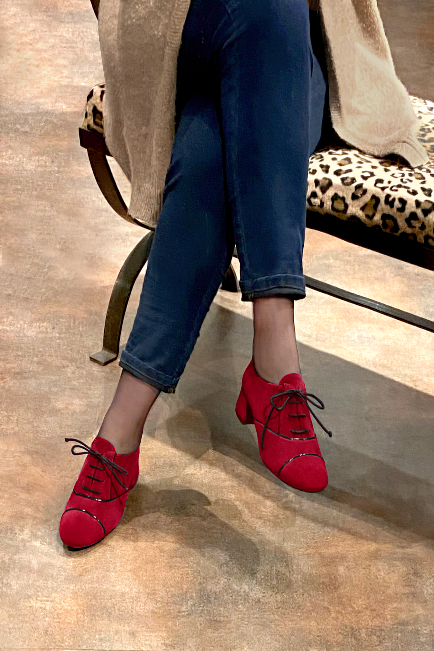 Chaussure femme à lacets : Derby élégant et raffiné couleur rouge carmin et noir brillant. Bout rond. Petit talon évasé. Vue porté - Florence KOOIJMAN