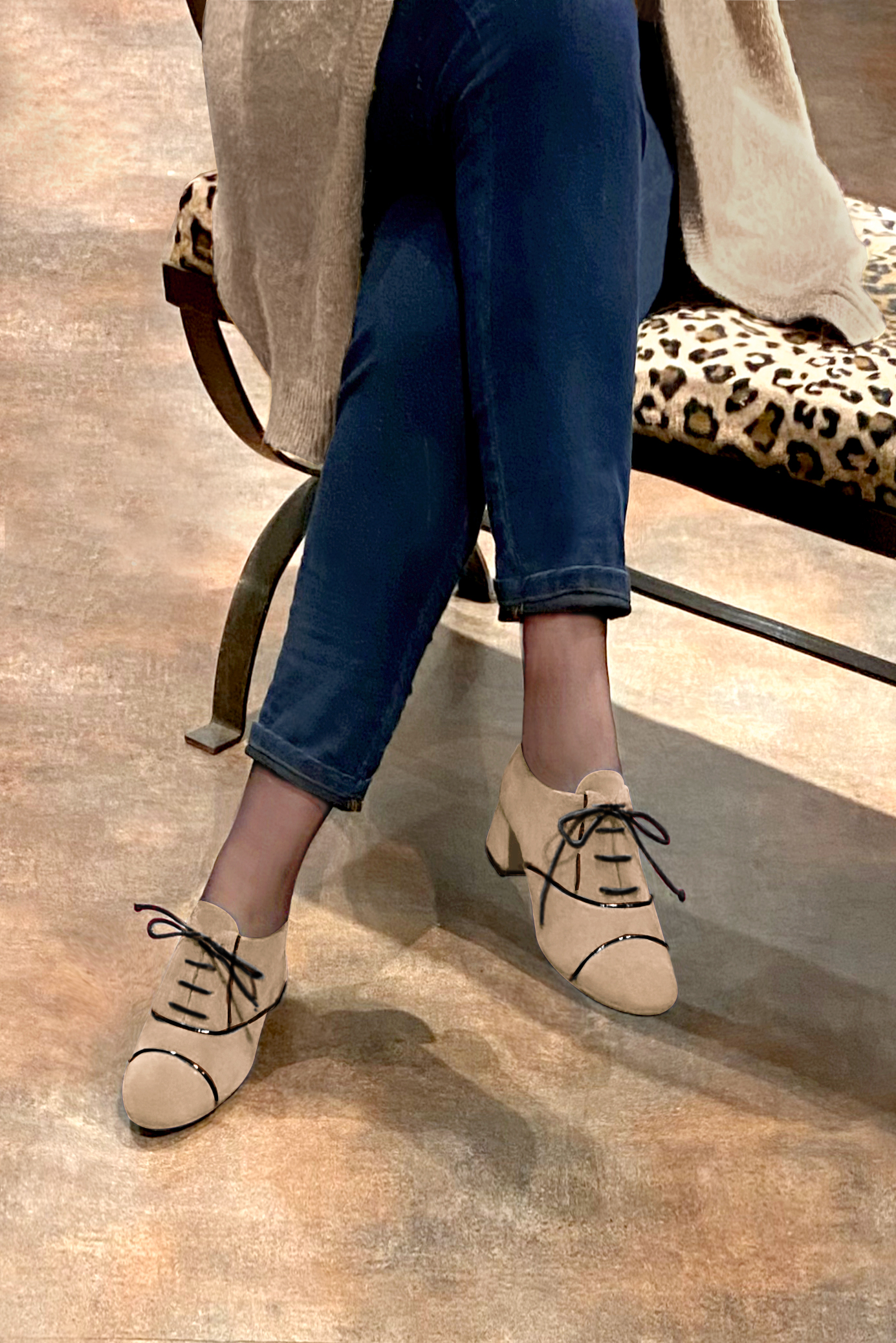 Chaussure femme à lacets : Derby élégant et raffiné couleur beige sahara et noir brillant. Bout rond. Petit talon évasé. Vue porté - Florence KOOIJMAN