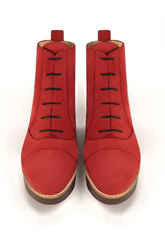 Bottines élégantes et raffinées avec des lacets à l'avant, coloris rouge coquelicot. Personnalisation : Choix des cuirs, des couleurs et des talons. Cou-de-pied sur mesure. - Florence KOOIJMAN