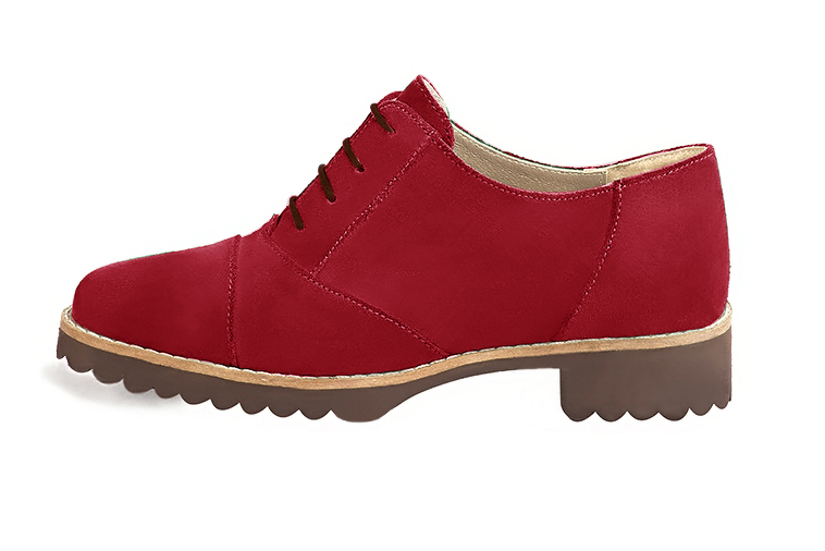 Chaussure femme à lacets : Derby sport couleur rouge carmin. Bout rond. Semelle gomme talon plat. Vue de profil - Florence KOOIJMAN