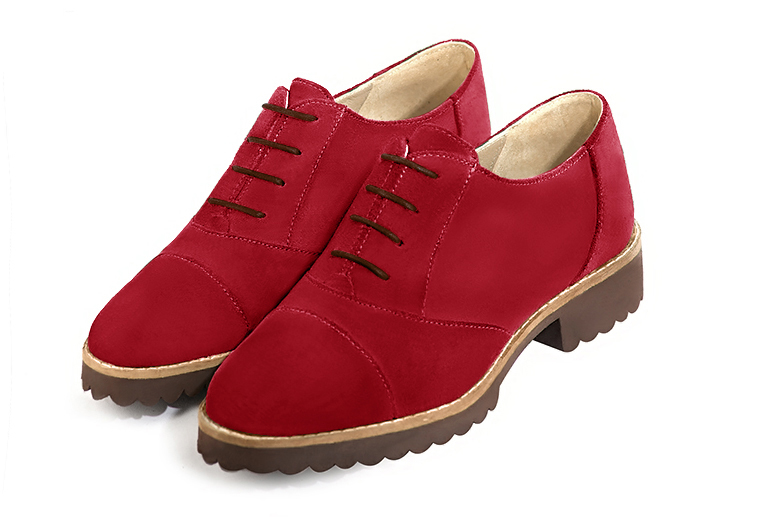 Chaussure femme à lacets : Derby sport couleur rouge carmin. Bout rond. Semelle gomme talon plat Vue avant - Florence KOOIJMAN