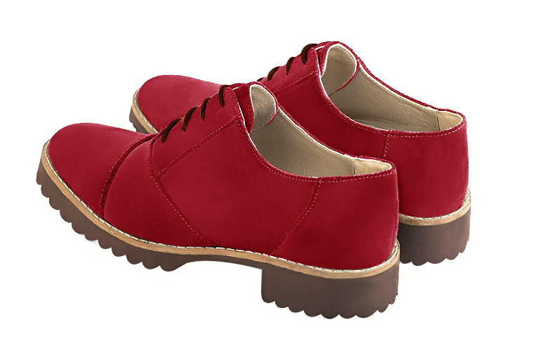 Chaussure femme à lacets : Derby sport couleur rouge carmin. Bout rond. Semelle gomme talon plat. Vue arrière - Florence KOOIJMAN