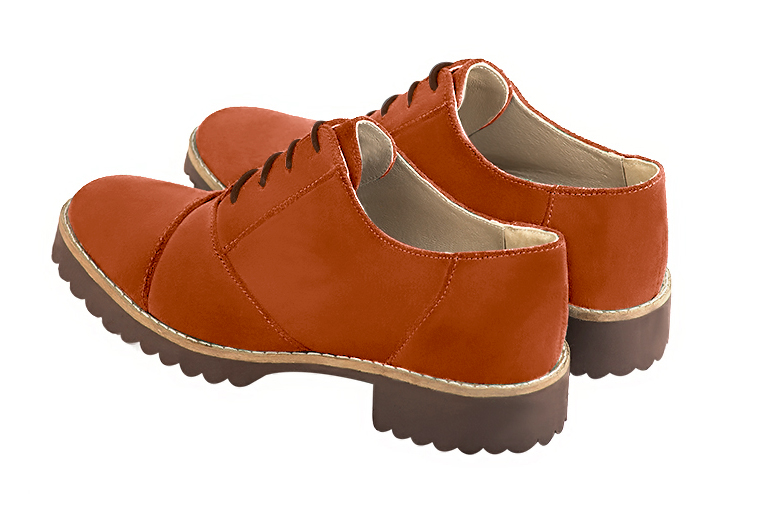 Chaussure femme à lacets : Derby sport couleur orange corail. Bout rond. Semelle gomme talon plat. Vue arrière - Florence KOOIJMAN