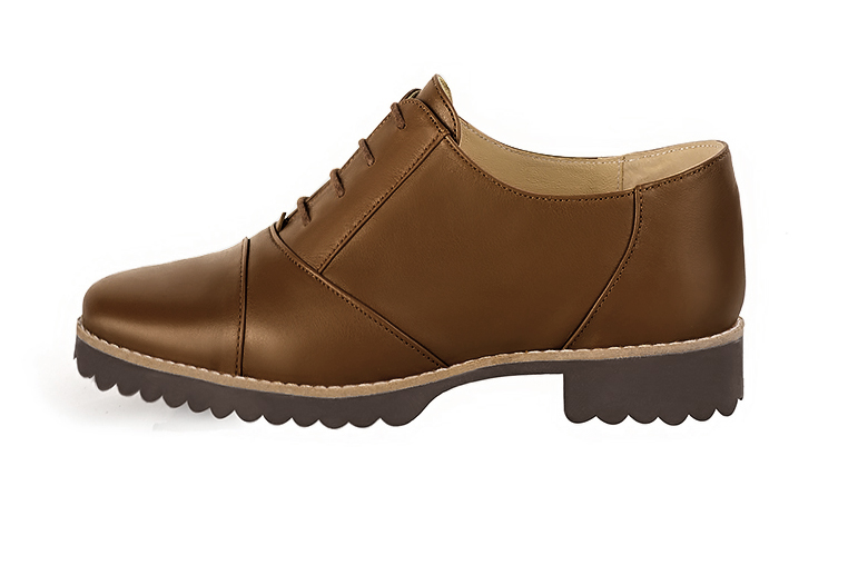 Chaussure femme à lacets : Derby sport couleur marron caramel. Bout rond. Semelle gomme talon plat. Vue de profil - Florence KOOIJMAN