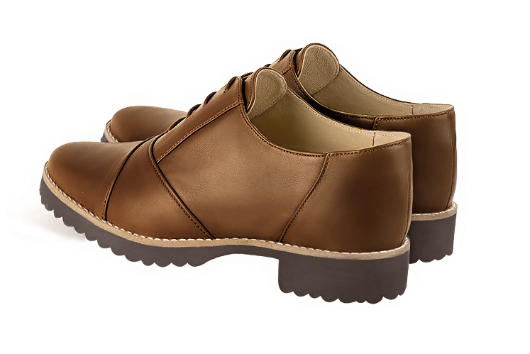 Chaussure femme à lacets : Derby sport couleur marron caramel. Bout rond. Semelle gomme talon plat. Vue arrière - Florence KOOIJMAN