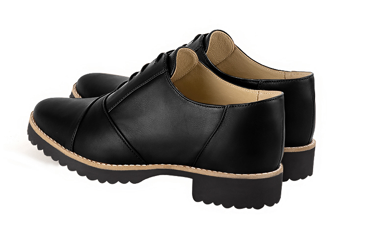 Chaussure femme à lacets : Derby sport couleur noir satiné. Bout rond. Semelle gomme talon plat. Vue arrière - Florence KOOIJMAN