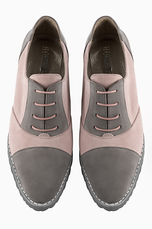 Chaussure femme à lacets : Derby sport couleur gris galet et rose poudré. Bout rond. Semelle gomme talon plat. Vue du dessus - Florence KOOIJMAN