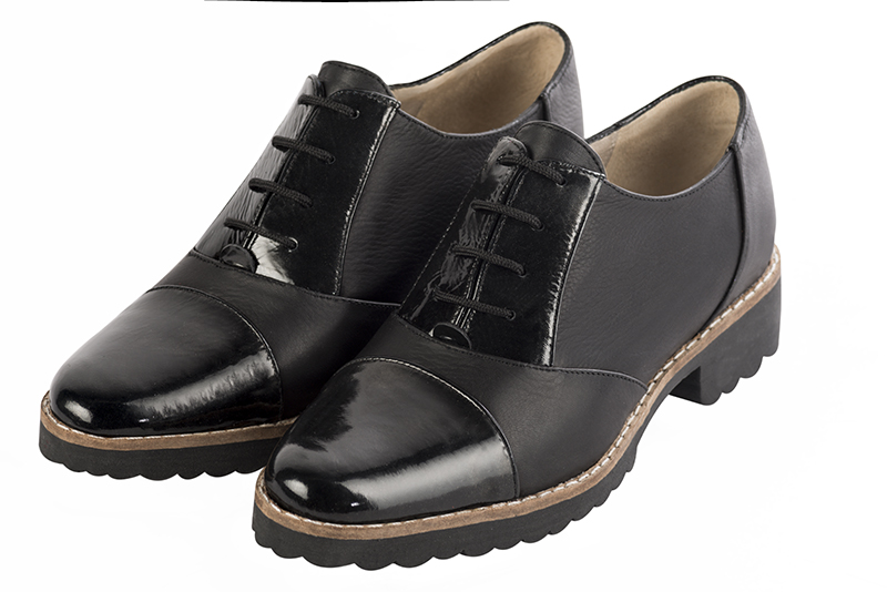 Chaussure femme à lacets : Derby sport couleur noir brillant. Bout rond. Semelle gomme talon plat Vue avant - Florence KOOIJMAN