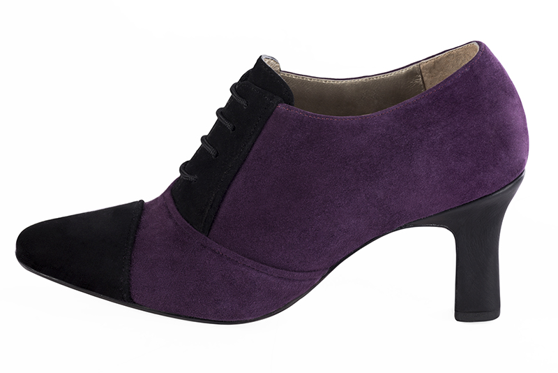 Chaussure femme à lacets : Derby élégant et raffiné couleur noir mat et violet améthyste. Bout rond. Talon haut trotteur. Vue de profil - Florence KOOIJMAN